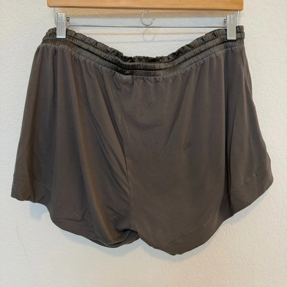 Faceplant Dreams Short Shorts in Earl Gray size Large - Picture 2 of 6